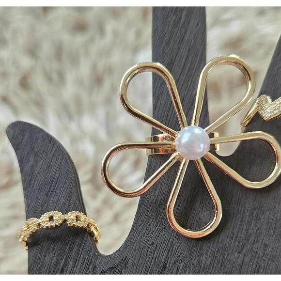 Set of 5 Gold Tone‎ Decorative Women's Rings with Floral and Geometric Designs - Picture 3 of 4